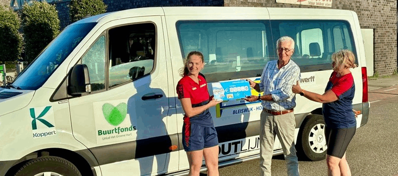 Leden van zwemvereniging De Watervogels overhandigen een cheque van € 850 aan vrijwilligers van 3B-Bus Lansingerland bij het buitenbad van zwembad De Windas na afloop van de zwemvierdaagse.