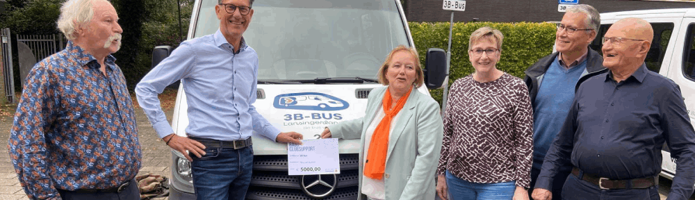 Bestuur en vrijwilligers van 3B‑Bus ontvangen Rabo ClubSupport cheque van 5.000 euro bij de bus