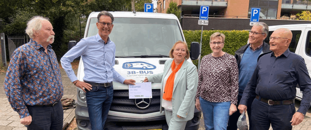 Bestuur en vrijwilligers van 3B‑Bus ontvangen Rabo ClubSupport cheque van 5.000 euro bij de bus
