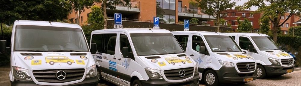 Vier witte Mercedes-Benz bussen van de 3B-Bus Lansingerland op een rij met een nieuwjaarswens voor 2026 aan sponsoren en donateurs.