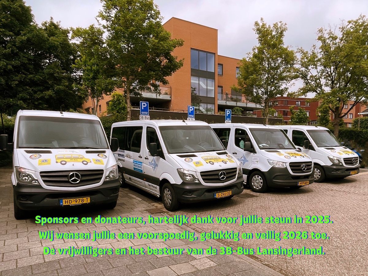 Vier witte Mercedes-Benz bussen van de 3B-Bus Lansingerland op een rij met een nieuwjaarswens voor 2026 aan sponsoren en donateurs.