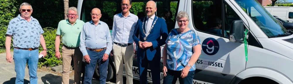 Groepsfoto van burgemeester Rik van der Linden en het team van de 3B-Bus Lansingerland tijdens het 15-jarig jubileumfeest.