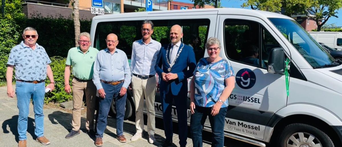 Groepsfoto van burgemeester Rik van der Linden en het team van de 3B-Bus Lansingerland tijdens het 15-jarig jubileumfeest.